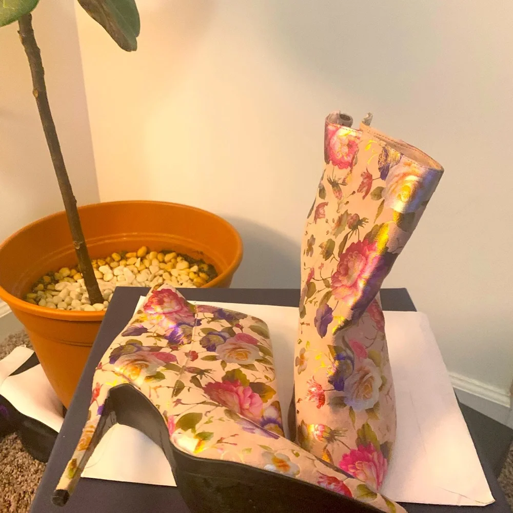 Rouge size 8.5 blush booties featuring floral patterns. - Picture 4 of 7